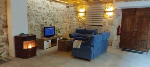 a living room with a blue chair and a television at Montelobos 