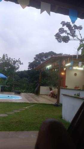 a view of a backyard with a pool and a house at Casa para alugar ano novo in Itacaré