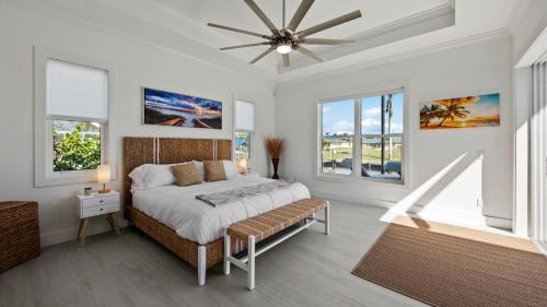 1 dormitorio con 1 cama y ventilador de techo en BRAND NEW! Direct Sailboat Access, Breathtaking Saltwater Pool - Villa Blue Lagoon - Roelens en Cape Coral