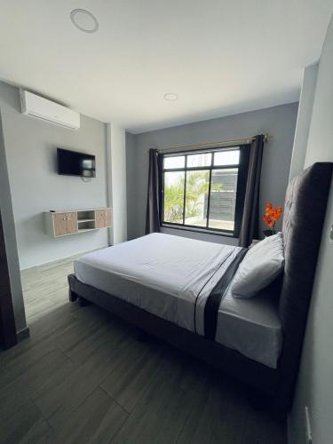 Un dormitorio con una cama grande y una ventana en Departamento exclusivo en salinas en Salinas