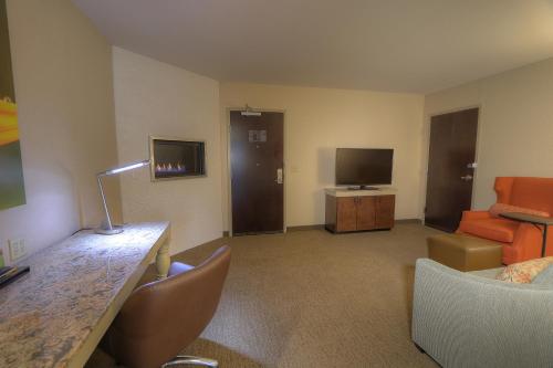 a living room with a couch and a television at Hilton Garden Inn Pigeon Forge in Pigeon Forge