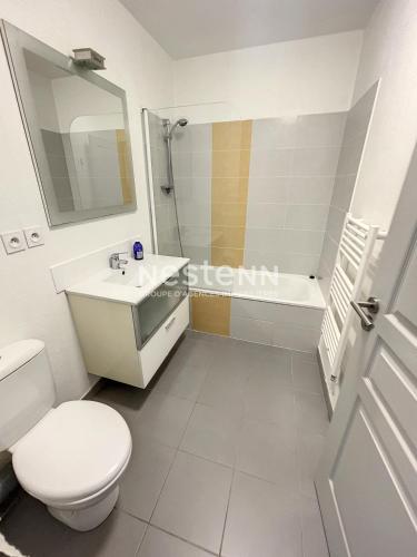 une salle de bain avec toilettes, lavabo et douche dans l'établissement 2950-Appartement une chambre avec piscine, à Argelès-sur-Mer