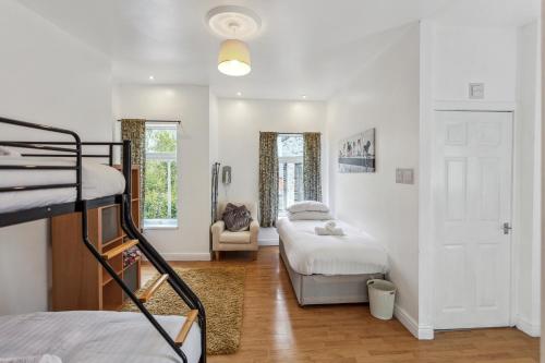 sypialnia z 2 łóżkami piętrowymi i kanapą w obiekcie Contractors & Pets Welcome - Sleeps 1-4, less than 1 mile from M606, Ideal for Longer Stays w mieście Cleckheaton