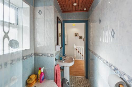 a bathroom with a sink and a toilet at Contractors & Pets Welcome - Sleeps 1-4, less than 1 mile from M606, Ideal for Longer Stays in Cleckheaton