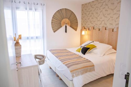 une chambre avec un grand lit et une fenêtre dans l'établissement Résidence Pierre & Vacances Premium Domaine du Golfe du Lion, à Saint-Cyprien