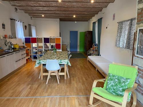 een woonkamer met een tafel en stoelen en een keuken bij Il Nido della Buonanotte 2 pet friendly in Verona