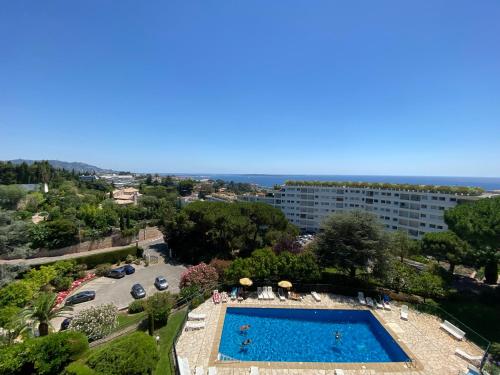 une vue aérienne d'un hôtel avec piscine dans l'établissement Cannes vue mer, à Cannes