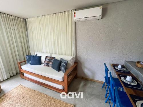 um quarto com um sofá, uma mesa e um aquecedor em Qavi - Excelente casa com piscina privativa #Lambari06 em São Miguel dos Milagres