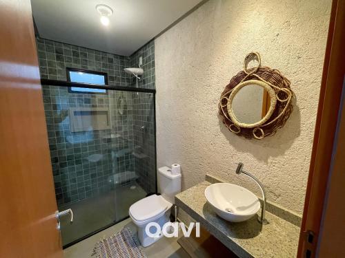 uma casa de banho com um WC e um espelho. em Qavi - Excelente casa com piscina privativa #Lambari06 em São Miguel dos Milagres