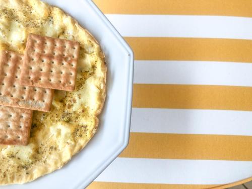 a pizza on a plate with two waffles on it at Quarto com varanda tipo Airbn b Vista Panorâmica Livre da Cidade in Americana