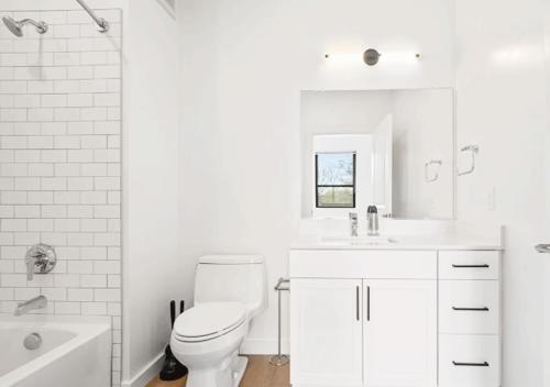 Un baño blanco con inodoro y lavabo. en Award Rentals, en Washington