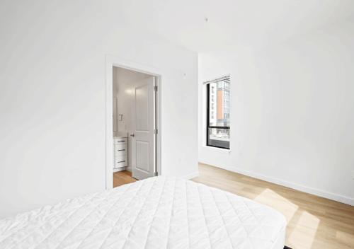 Una habitación blanca vacía con una cama blanca dentro. en Award Rentals, en Washington