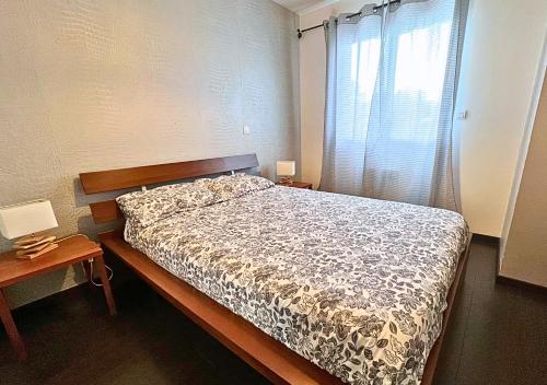 une chambre avec un lit et une fenêtre dans l'établissement Les Oyats - Central et spacieux, à Biscarrosse