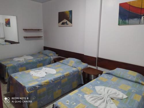 ein Krankenhauszimmer mit 2 Betten und einem Spiegel in der Unterkunft Hotel Paraiso Belém in Belém