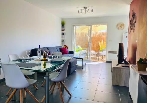 une salle à manger et un salon avec une table et des chaises dans l'établissement Les Oyats - Central et spacieux, à Biscarrosse