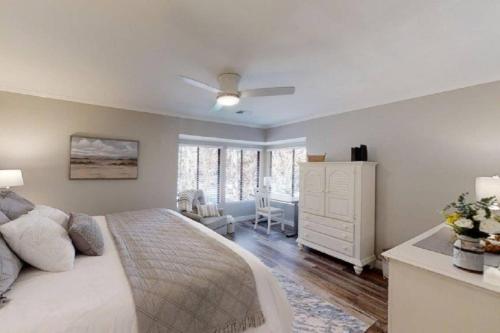 1 dormitorio con 1 cama y vestidor en una habitación en Beachwalk 171 en Hilton Head Island