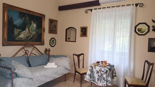 un soggiorno con divano e tavolo di bed and breakfast Grotta dell'Olio a Sarno