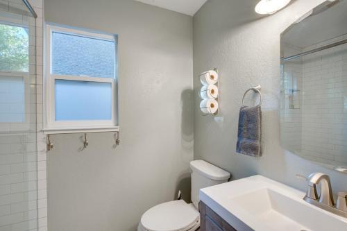 un bagno con un water, un lavandino e una finestra di 10 Mi to Heavenly Mountain Home with Deck and Yard a South Lake Tahoe