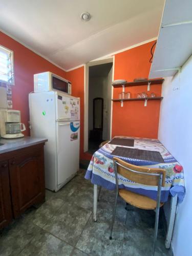 eine kleine Küche mit einem Tisch und einem Kühlschrank in der Unterkunft Departamento in Concordia