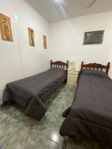 2 nebeneinander sitzende Betten in einem Schlafzimmer in der Unterkunft Departamento in Concordia
