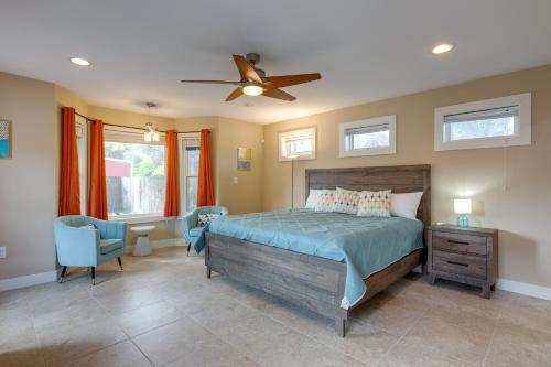 1 dormitorio con 1 cama y ventilador de techo en Galveston Vacation Rental Near Beach and Attractions, en Galveston