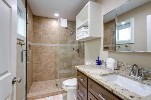 y baño con aseo, lavabo y ducha. en Galveston Vacation Rental Near Beach and Attractions, en Galveston