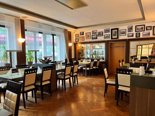 una sala da pranzo con tavoli e sedie in un ristorante di Hotel Restaurant Kreuz Spaichingen a Spaichingen