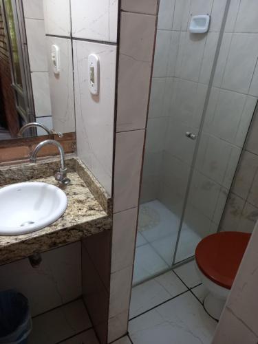 een badkamer met een douche, een wastafel en een toilet bij Pousada São Francisco de Paula in Ouro Preto
