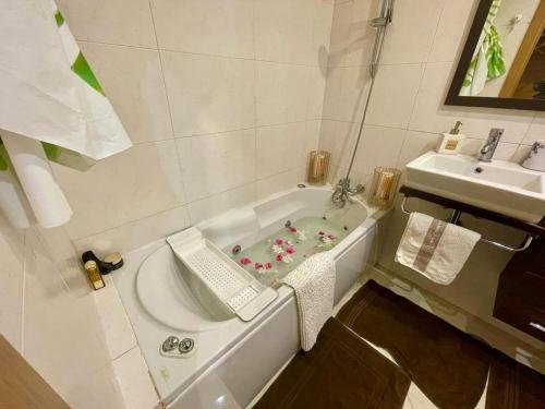 a small bathroom with a tub and a sink at Belle suite / belles vacances in Olhão