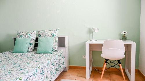 Postel nebo postele na pokoji v ubytování Charmant appartement aux abymes