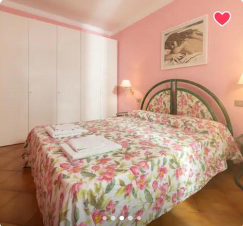 MassaにあるEsagoni, wi-fi, 600mt dal mare, self checkinのベッドルーム1室(ベッドカバー付)