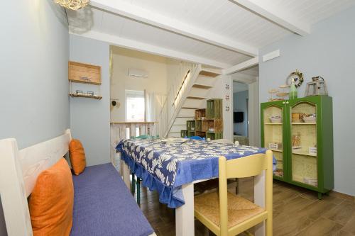 a dining room with a table and a bedroom at Lo Scorcio sul mare in Marina San Vito