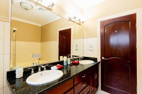 La salle de bains est pourvue de 2 lavabos et d'un grand miroir. dans l'établissement Casa Q - Bella Vista, à Playa Hermosa