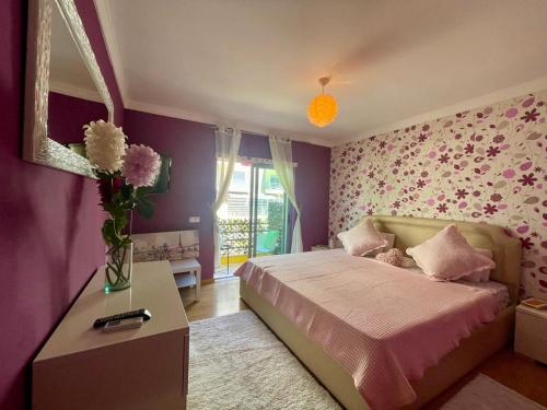 a bedroom with a bed and a vase of flowers at Belle suite / belles vacances in Olhão