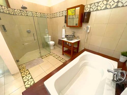 bagno con vasca, doccia e servizi igienici di Hotel Boutique Casa Sánchez a Santo Domingo