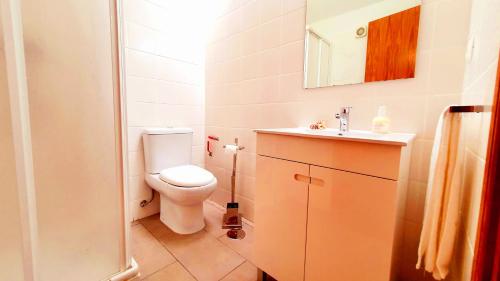 Baño pequeño con aseo y lavamanos en Wakevilla Guest House & Wakeschool, en Tomar