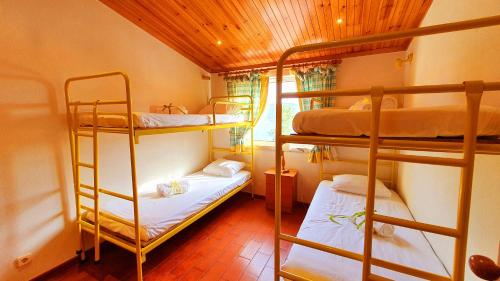 Двухъярусная кровать или двухъярусные кровати в номере Wakevilla Guest House & Wakeschool