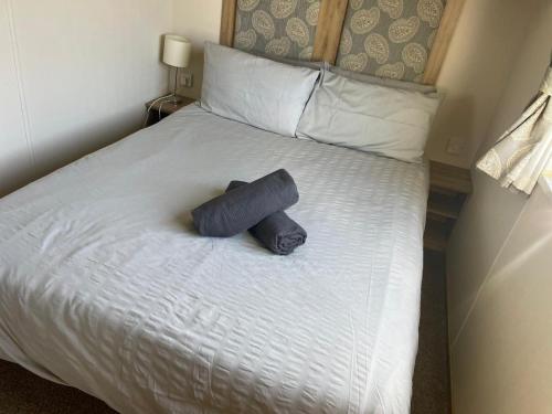 Un pat sau paturi într-o cameră la Claire's Retreat, Rudd Lake, Tattershall Lakes