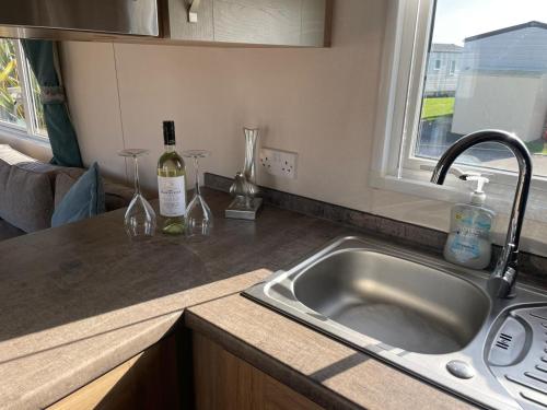um balcão de cozinha com um lavatório e uma janela em Claire's Retreat, Rudd Lake, Tattershall Lakes em Tattershall