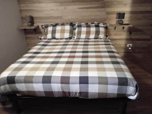 uma cama com duas almofadas num quarto em Affittacamere Buca di bacco em Pontechianale