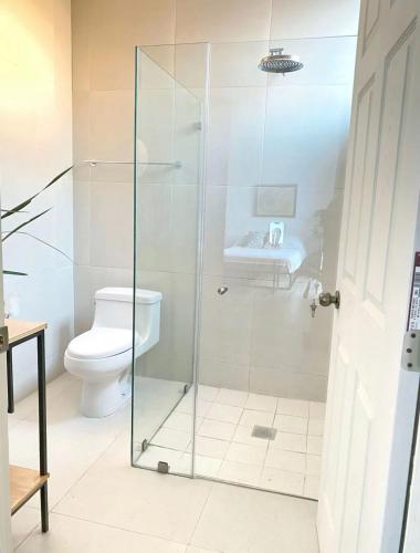 a glass shower stall in a bathroom with a toilet at Hermoso Loft en Santa Anita in Santa Anita