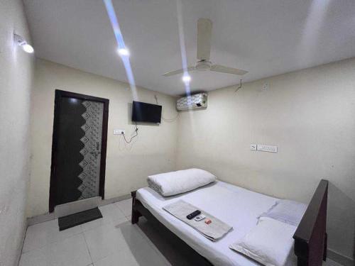 Cama ou camas em um quarto em OYO Flagship Shiva Lodge