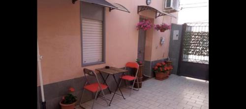 Un restaurante o sitio para comer en THE AIRPORT HOUSE