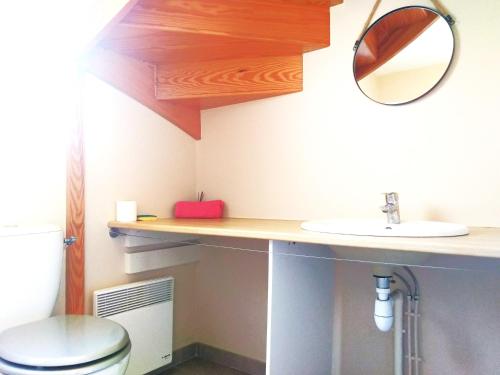 y baño con lavabo y espejo. en Le Clos Andrée - Charmante maison - Zone Nord Montauban - 8 couchages - 3 chambres - Jardin - Parking 3 véhicules - Garage - Climatisation en Montauban