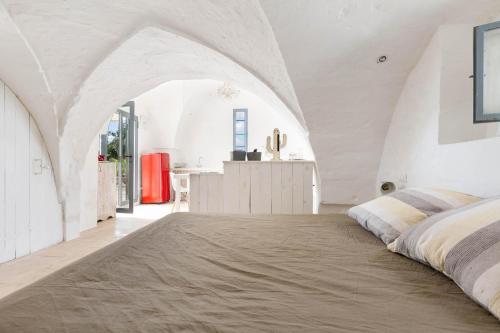 una camera bianca con un letto di Lamia Madreperla by BarbarHouse a San Vito dei Normanni