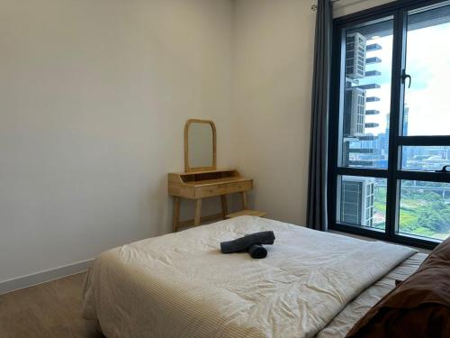 um quarto com uma cama com um espelho em Mid Valley Luxury 6pax Resort谷中城奢华风格套房 em Kuala Lumpur