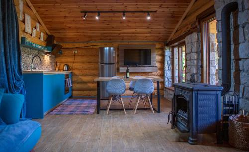 uma cozinha com fogão e cadeiras numa cabina em Vucje Brdo in Kolasin em Kolašin