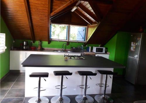 Studio cosy à Sainte-Rose, 45 m² avec balcon