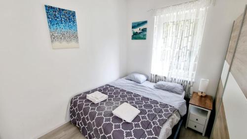 Un pat sau paturi într-o cameră la Cozy and Modern 1 Bedroom 3 room Apartment