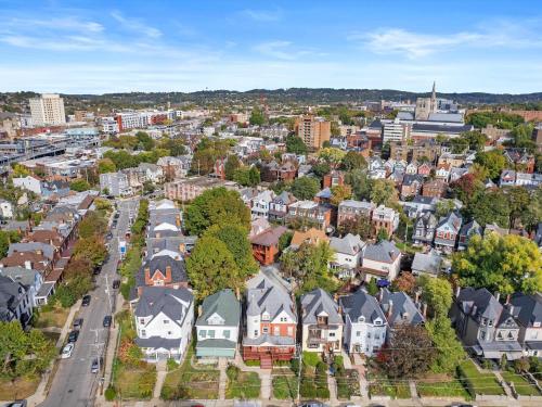 Pemandangan umum bagi Pittsburgh atau pemandangan bandar yang diambil dari apartmen